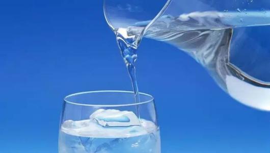 起床后喝一杯水，可以增補下水分，刺激下腸胃